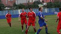 Fotbalisté Kunovic (modré dresy) ve 3. kole krajské I. A třídy skupiny B podlehli Újezdci 1:4.