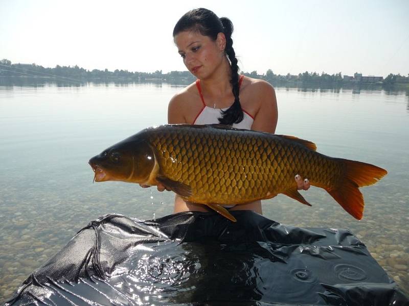Vítězka fotosoutěže O nejlepší rybářský úlovek 2012/2013 - Eva Davidová, kapr, 87 cm a 11,7 kg.