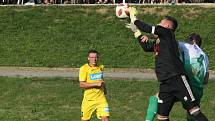 Fotbalisté Strání (ve žlutých dresech) porazili doma na hody Bzenec 3:0.