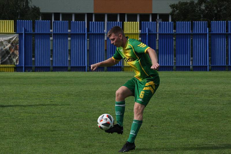 Fotbalisté Strání (černožluté dresy) v sobotním domácím hodovém duelu přehráli Napajedla 3:0.