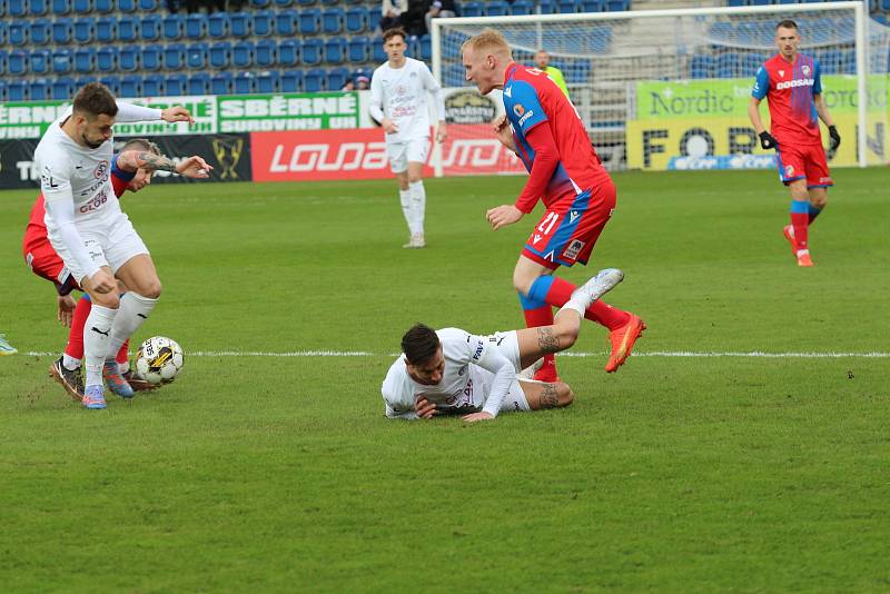 Fotbalisté Slovácka (bílé dresy) ve šlágru 20. kola FORTUNA:LIGY vyzvali mistrovskou Plzeň.