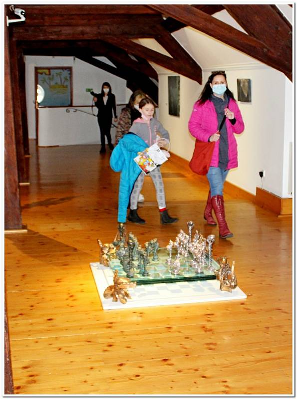 Při nedělním rodinném programu v Galerii Slováckého muzea se děti se svými rodiči dozvěděli mnoho zajímavého o portrétu.