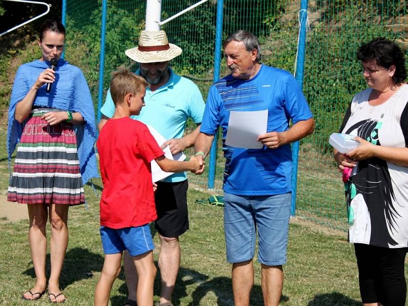 MLÁDÍ. Kluci a holky museli ve finále absolvovat na velehradském hřišti sedm fotbalových disciplín.