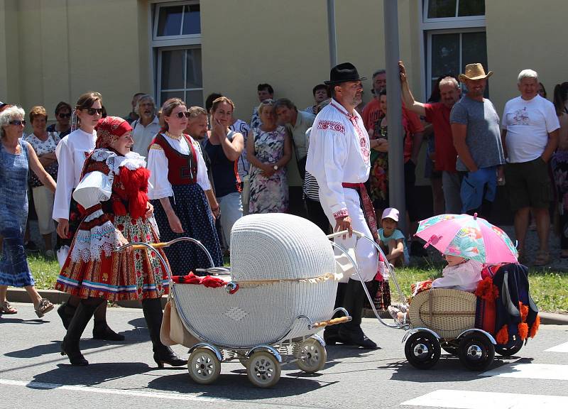 Po pěti letech projela Hlukem jízda králů. Na snímcích slavnostní průvod družiny i folklorisů městem.