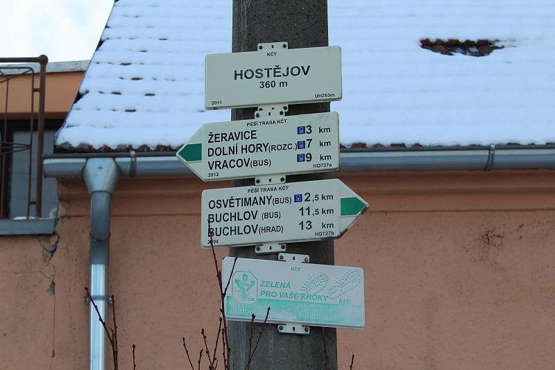 Hostějov se sněhovou pokrývkou. Rozcestník.