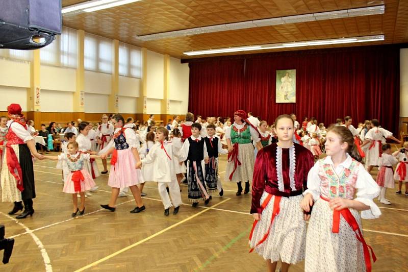 V boršickém kulturním době  panovala příjemná plesová atmosféra krojovaných dětí.