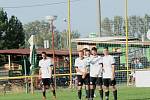 Fotbalisté Ořechova (v bílých dresech) prohráli v Ostrožské Nové Vsi 0:1 a přišli o letošní neporazitelnost.