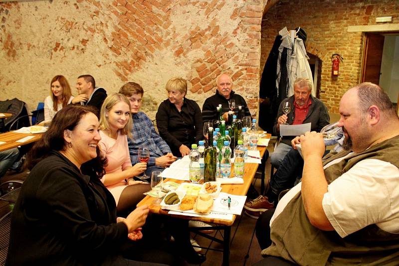 DEN VÍNA. V Jezuitském sklepě Staré Město ochutnávali milovníci vína 86 vzorků od místních vinařů a deset vzorků ze svatobořického Vinařství Dufek.