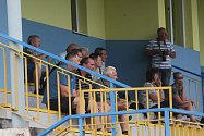 Fotbalisté Slavkova (bíločervené dresy) při domácím zápase s Velkým Ořechovem.