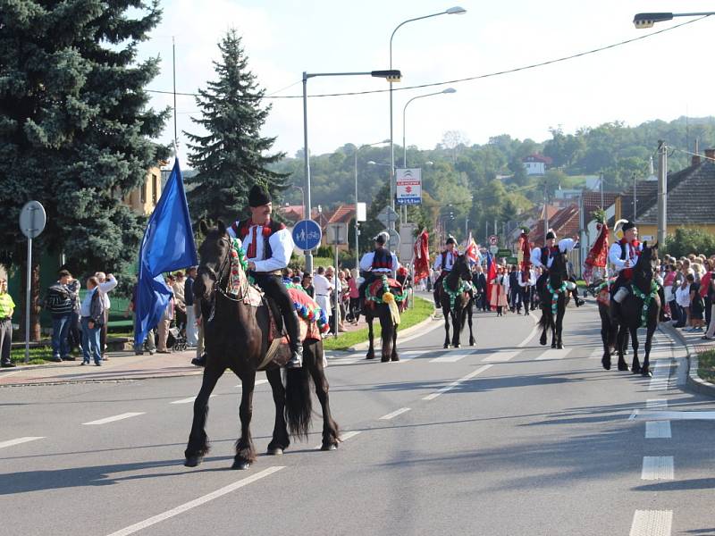 Průvod krojovaných na Slavnostech vína 2015.