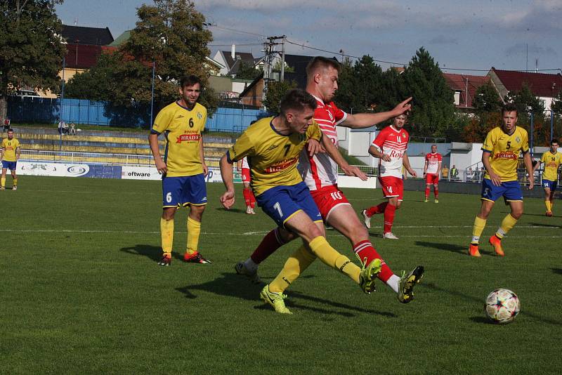 Fotbalisté Starého Města (žluté dresy) v 8. kole I. B třídy skupiny C přetlačili Slavkov 2:1.