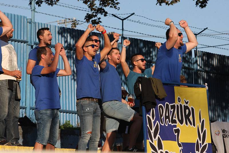 Fotbalisté Starého Města (žluté dresy) v 5. kole krajské I. B třídy skupiny C zdolali Polešovice 1:0.