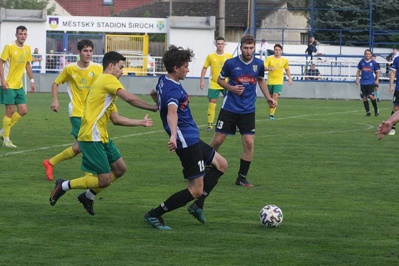 Fotbalisté Starého Města (modré dresy) ve čtvrtfinále Poháru Zlínského KFS zdolali Boršice na pokutové kopy. Dramatický duel sledovalo 550 diváků.