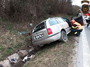 Řidič sjel u Strání pod Javořinou se svým autem do příkopu a trefil betonový mostek. Skončil v nemocnici