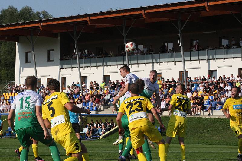 Fotbalisté Strání (ve žlutých dresech) porazili doma na hody Bzenec 3:0.