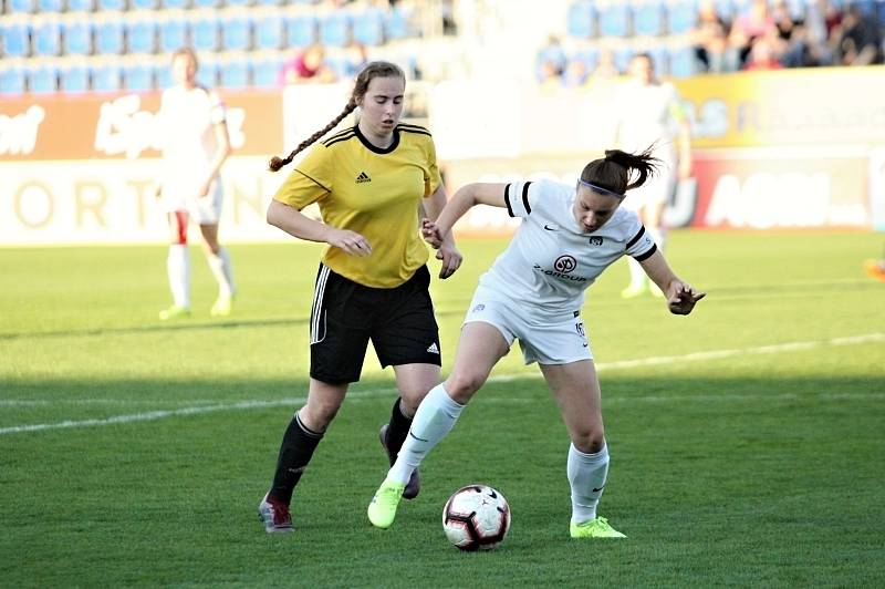 Fotbalistky Slovácka (v bílých dresech) na Městském stadionu Miroslava Valenty zdolaly Horní Heršpice 2:1.