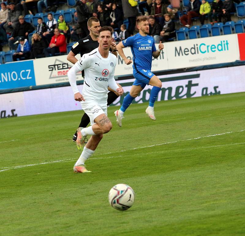 Fotbalisté Slovácka (bílé dresy) zakončili základní část FORTUNA:LIGY ve středu doma proti Liberci.