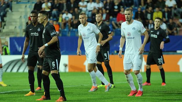 Stoper Slovácka Stanislav Hofmann (v bílém dresu) při zápase s Partizanem Bělehrad. 