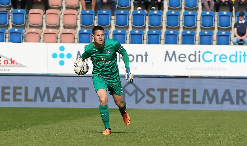 Fotbalisté Slovácka (bílé dresy) ve 2. kole skupiny o titul přivítalo na svém stadionu Baník Ostrava.