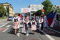 Účastníci festivalu Kunovské léto prošli ulicemi Uherského Hradiště.