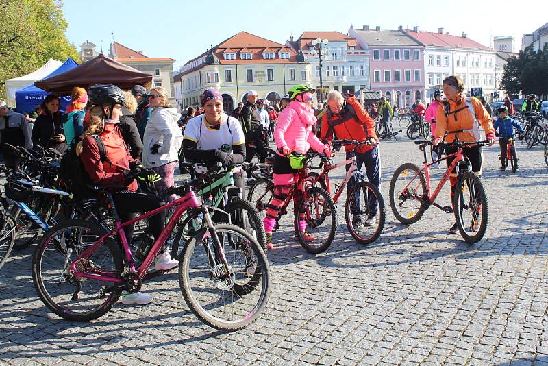 Příznivci cyklistiky a vína se 9. října dopoledne vydali z Masarykova náměstí v Uherském Hradišti do okolí v rámci tradiční akce s názvem Na kole vinohrady Uherskohradišťska. 