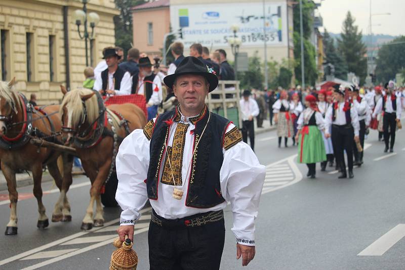 Slavnostní průvod počítal s více než třemi tisíci krojovanými. Ty neodradila ani nepříznivá předpověď počasí.