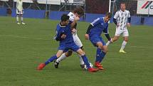 Fotbalisté Kunovic (modré dresy) v 11. kole krajské I. A třídy skupiny B i bez omluveného trenéra Chaloupky zdolali Těšnovice 2:1.