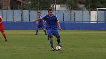 Fotbalisté Kunovic (modré dresy) ve 3. kole krajské I. A třídy skupiny B podlehli Újezdci 1:4.