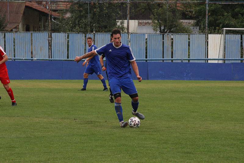 Fotbalisté Kunovic (modré dresy) ve 3. kole krajské I. A třídy skupiny B podlehli Újezdci 1:4.