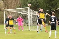 Fotbalisté Ostrožské Lhoty (žluté dresy) v 15. kole okresního přeboru Uherskohradišťska zdolali vedoucí Nezdenice 2:1.