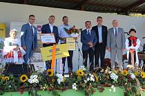 Stuhy krajských vítězů Vesnice roku rozdávali u šampiona soutěže v Ostrožské Lhotě