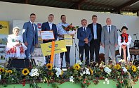 Stuhy krajských vítězů Vesnice roku rozdávali u šampiona soutěže v Ostrožské Lhotě