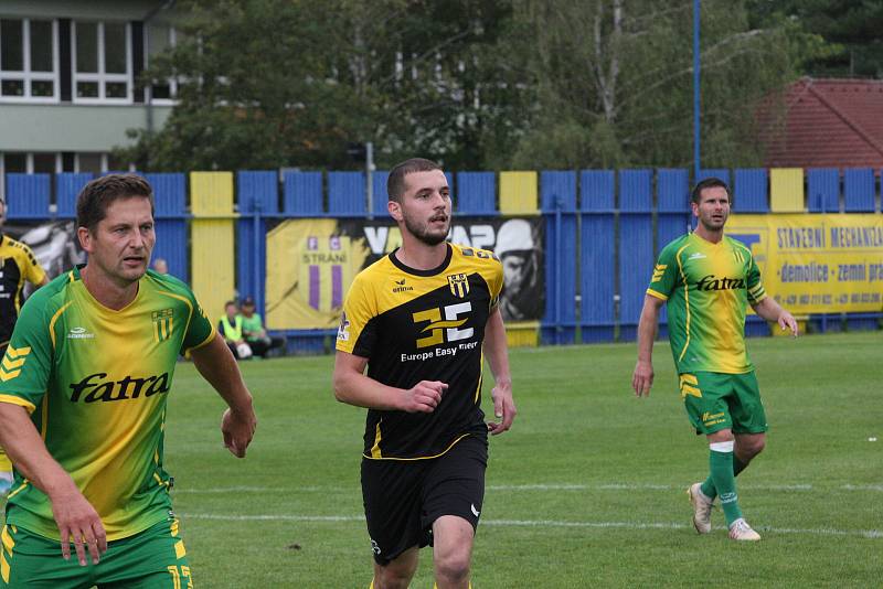 Fotbalisté Strání (černožluté dresy) v sobotním domácím hodovém duelu přehráli Napajedla 3:0.