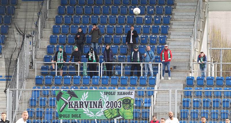 Fotbalisté Slovácka (bílé dresy) ve 28. kole FORTUNA:LIGY zdolali poslední Karvinou 3:1.