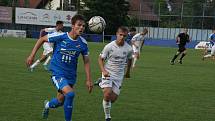 Fotbalisté Slovácka B (bílé dresy) v páteční předehrávce 32. kola MSFL remizovali na hřišti v Kunovicích s juniorkou Ostravy 2:2.