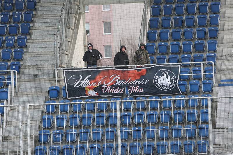 Fotbalisté Slovácka (bílé dresy) vstoupili do jarní části sezony sobotním domácím zápasem s Českými Budějovicemi.