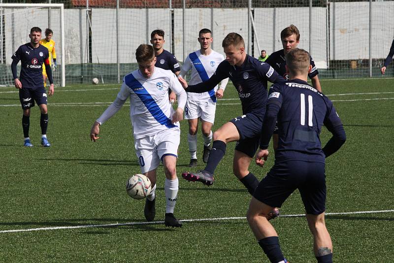 Fotbalisté Slovácka B (modré dresy) ve 20. kole MSFL přehrály Frýdek-Místek 5:1.