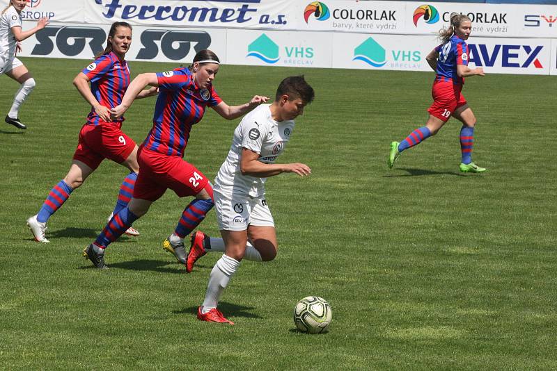 Fotbalistky Slovácka (bílé dresy) v poslední domácím zápase letošní sezony hostily čtvrtou Plzeň.