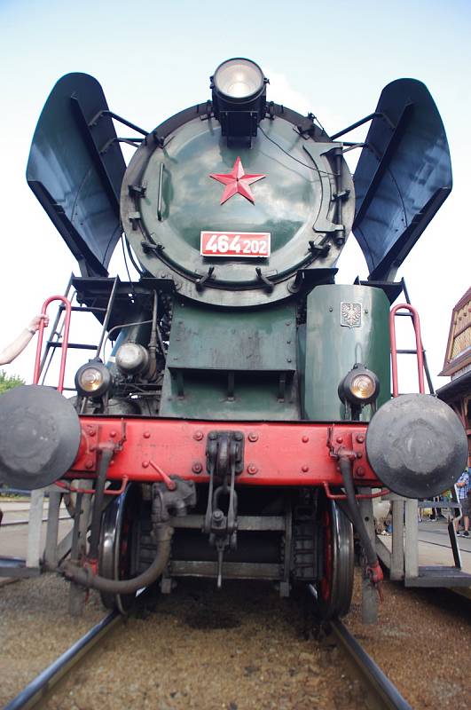 Parní lokomotiva Rosnička přivezla do Hradiště soupravu plnou návštěvníků Slováckých slavností vína.