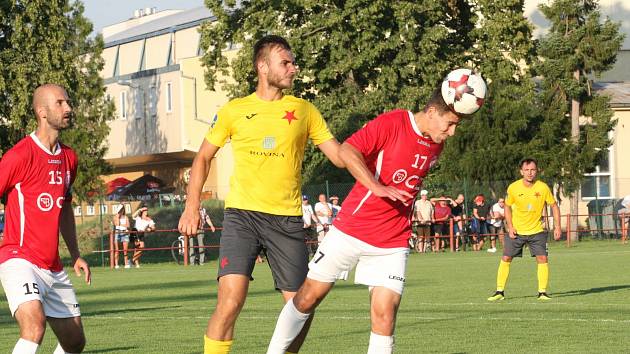 Fotbalisté Uherského Brodu (v červených dresech) v 1. kole MSFL doma hráli s Kroměříží bez branek.