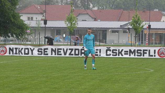 Fotbalisté Uherského Brodu (červené dresy) slaví záchranu ve třetí lize. 