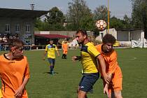 Fotbalisté Mařatic (žluté dresy) v I. kole Poháru OFS Uherské Hradiště prohráli na hřišti Uherského Ostrohu B 1:3.