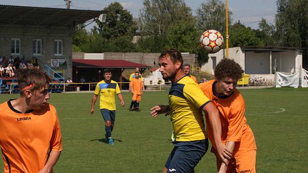 Fotbalisté Mařatic (žluté dresy) v I. kole Poháru OFS Uherské Hradiště prohráli na hřišti Uherského Ostrohu B 1:3.