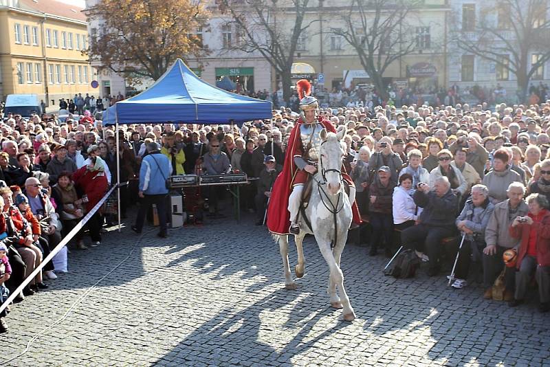 Žehnání svatomartinských vín na náměstí v Uherském Hradišti.