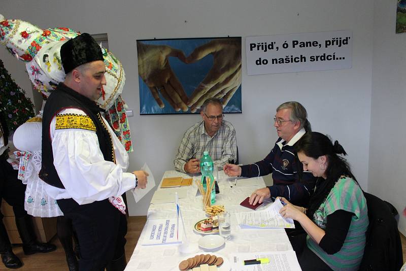 Ve Zlámanci došla krojovaná chasa před začátkém hodů odvolit do místní volební místnosti.