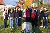 V Uherském Brodě kladli k památníku kytice zástupci radnice i studenti. 