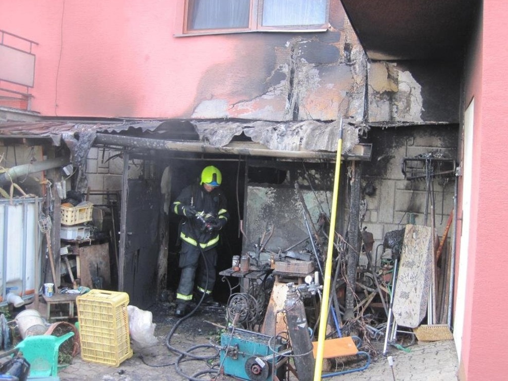 V Uherském Brodě hořel sklep, majitelku odvezli se zraněním - Slovácký deník