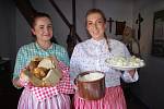 Už pojedenácté se členové Národopisného krúžku Dolněmčan pustili do pečení chlebů v černé kuchyni opraveného starobylého mlýna v Dolním Němčí.
