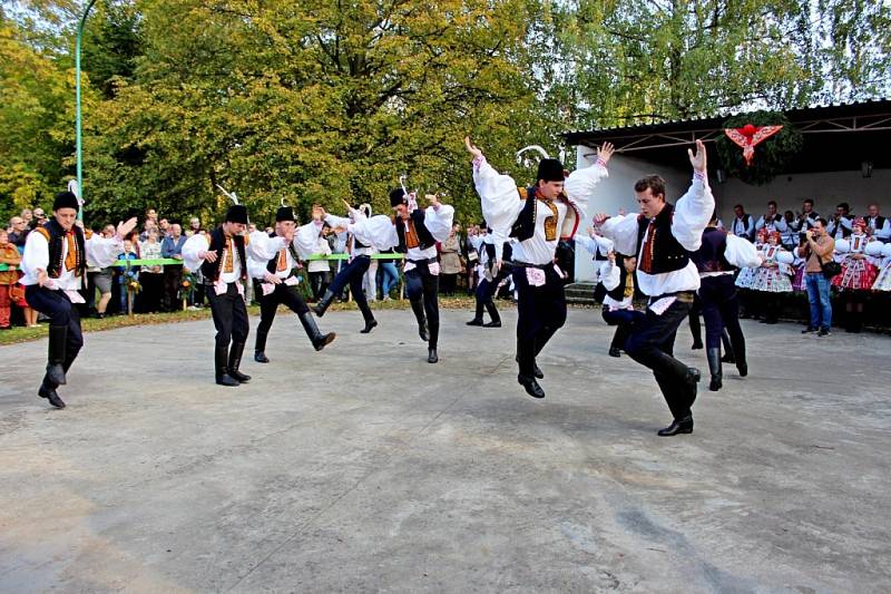 Pestrosti slováckých krojů dalo vyniknout při hodech v Nedakonicích krásné tereziánské babí léto.