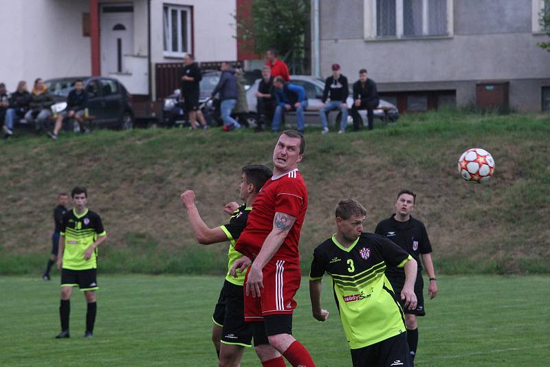 Fotbalisté Jalubí (žlutočerné dresy) v semifinále Poháru OFS Jarošovský pivovar zdolali Nedakonice 3:0.